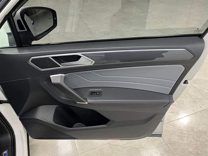 Фото 13 - Volkswagen Tiguan L Hybrid