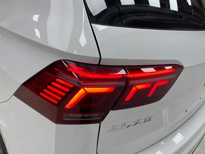 Фото 20 - Volkswagen Tiguan L Hybrid