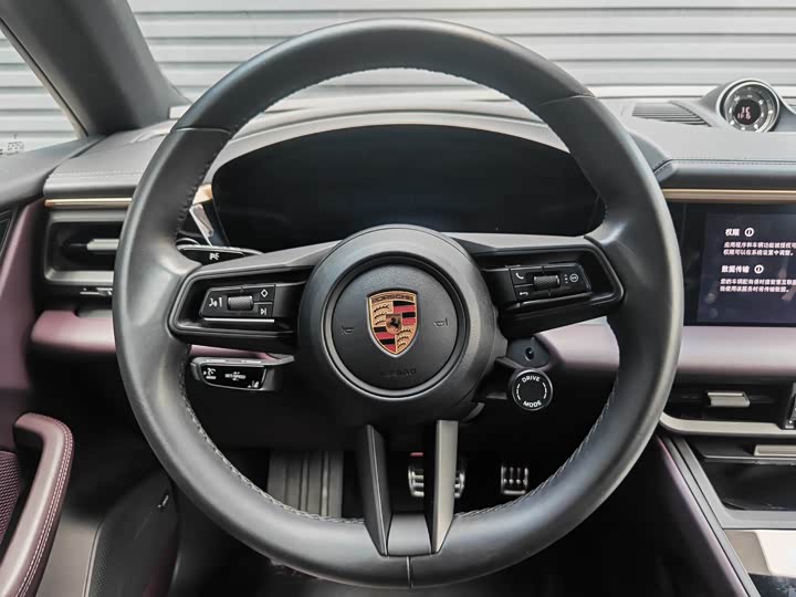 Фото 12 - Porsche Macan EV