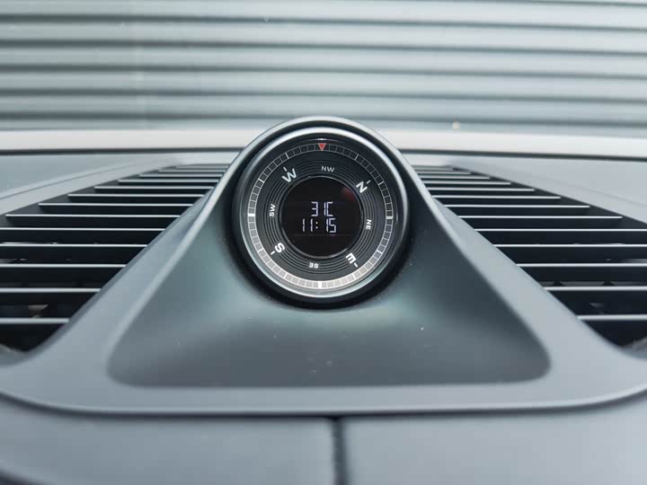 Фото 13 - Porsche Macan EV