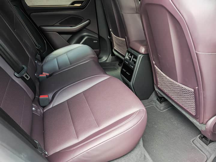 Фото 14 - Porsche Macan EV