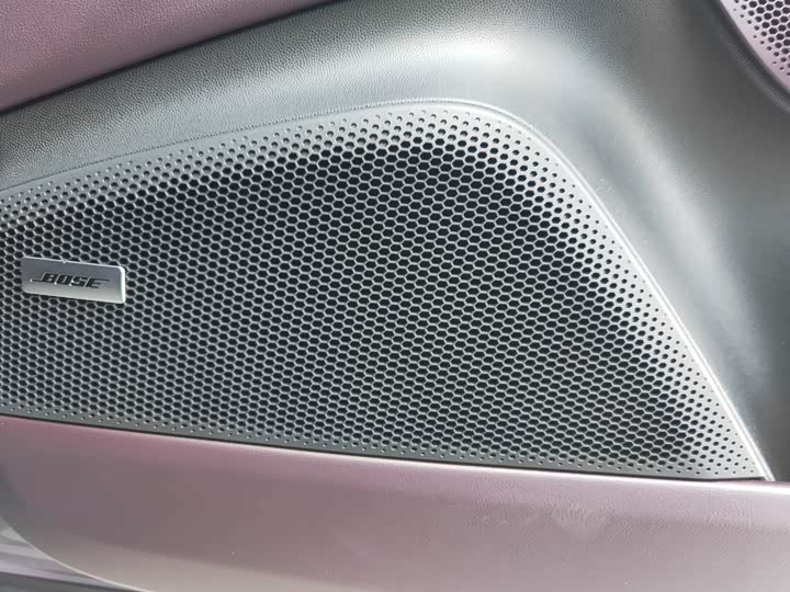 Фото 15 - Porsche Macan EV