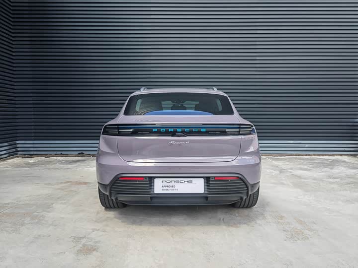 Фото 2 - Porsche Macan EV