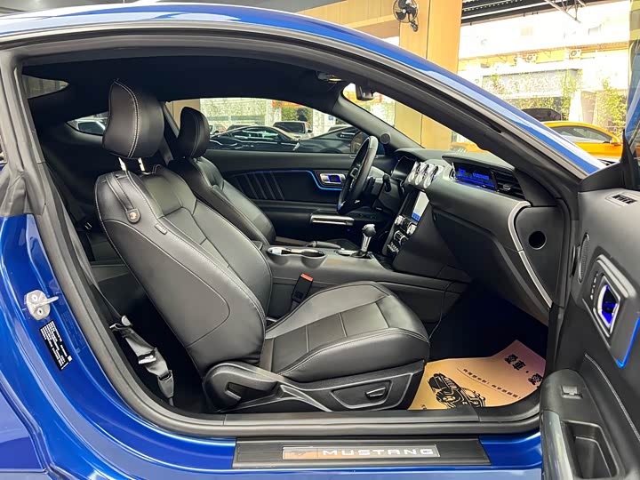 Фото 12 - Ford Mustang