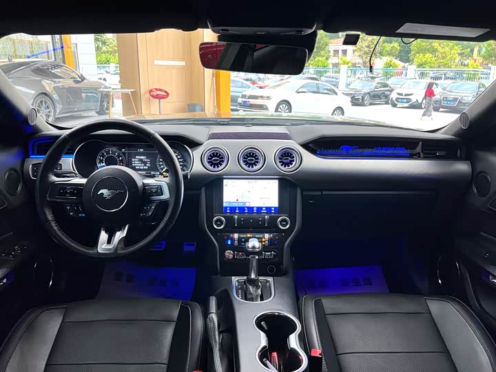 Фото 18 - Ford Mustang