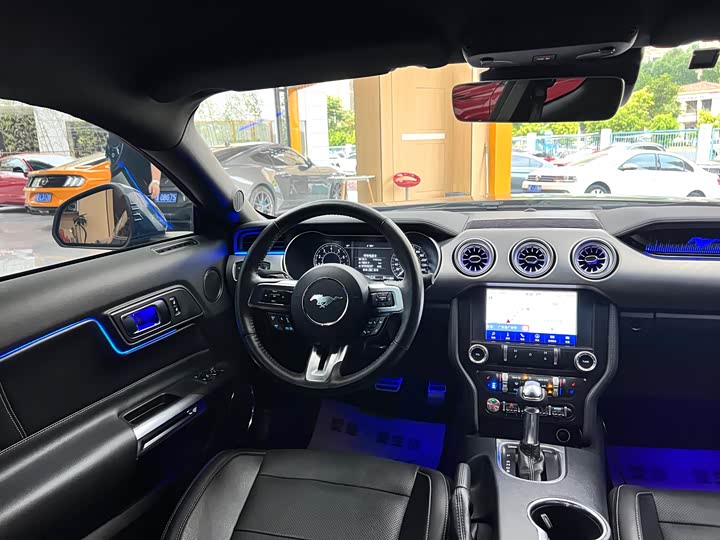 Фото 19 - Ford Mustang