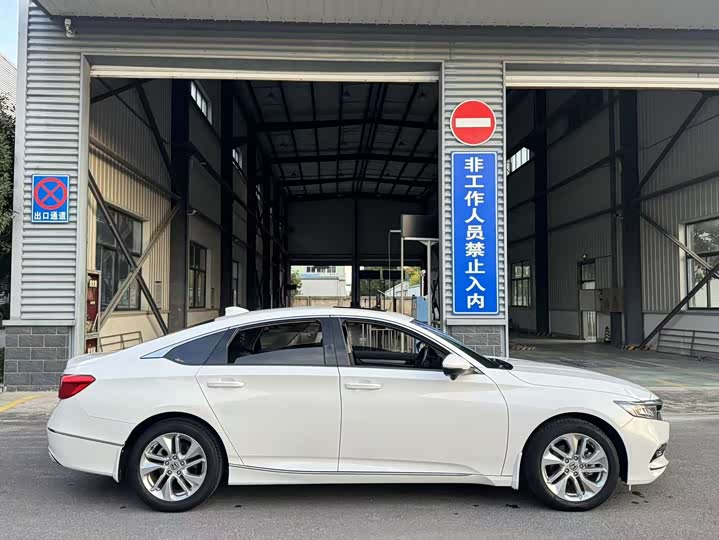 Фото 4 - Honda Accord