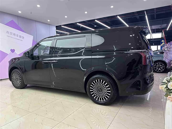 Фото 16 - Zeekr 009