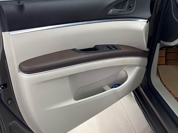 Фото 11 - Buick GL8 ES