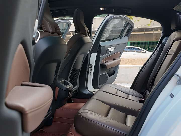 Фото 12 - Volvo S60