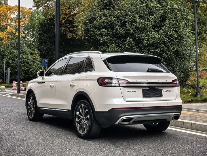 Фото 4 - Lincoln Nautilus
