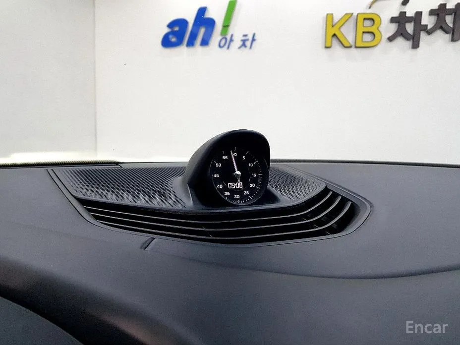 Фото 14 - Porsche Taycan