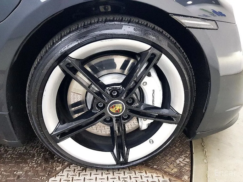 Фото 19 - Porsche Taycan