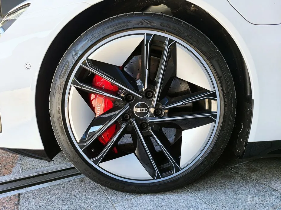 Фото 20 - Audi RS e-tron GT