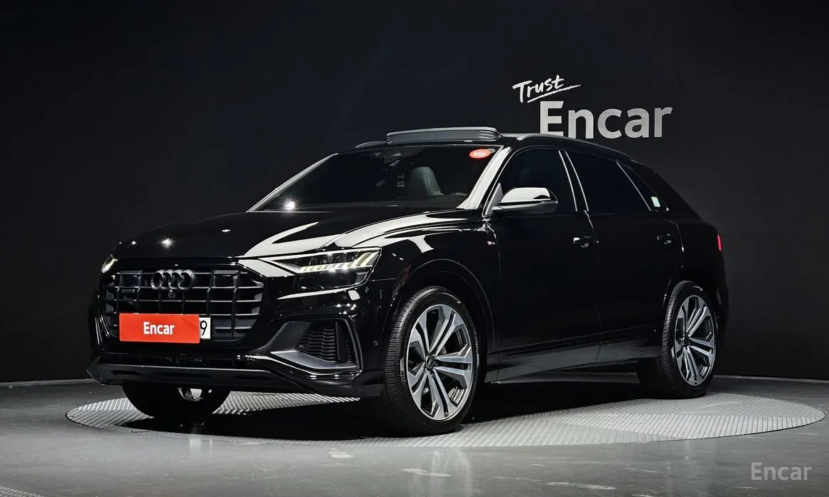 Фото 1 - Audi Q8