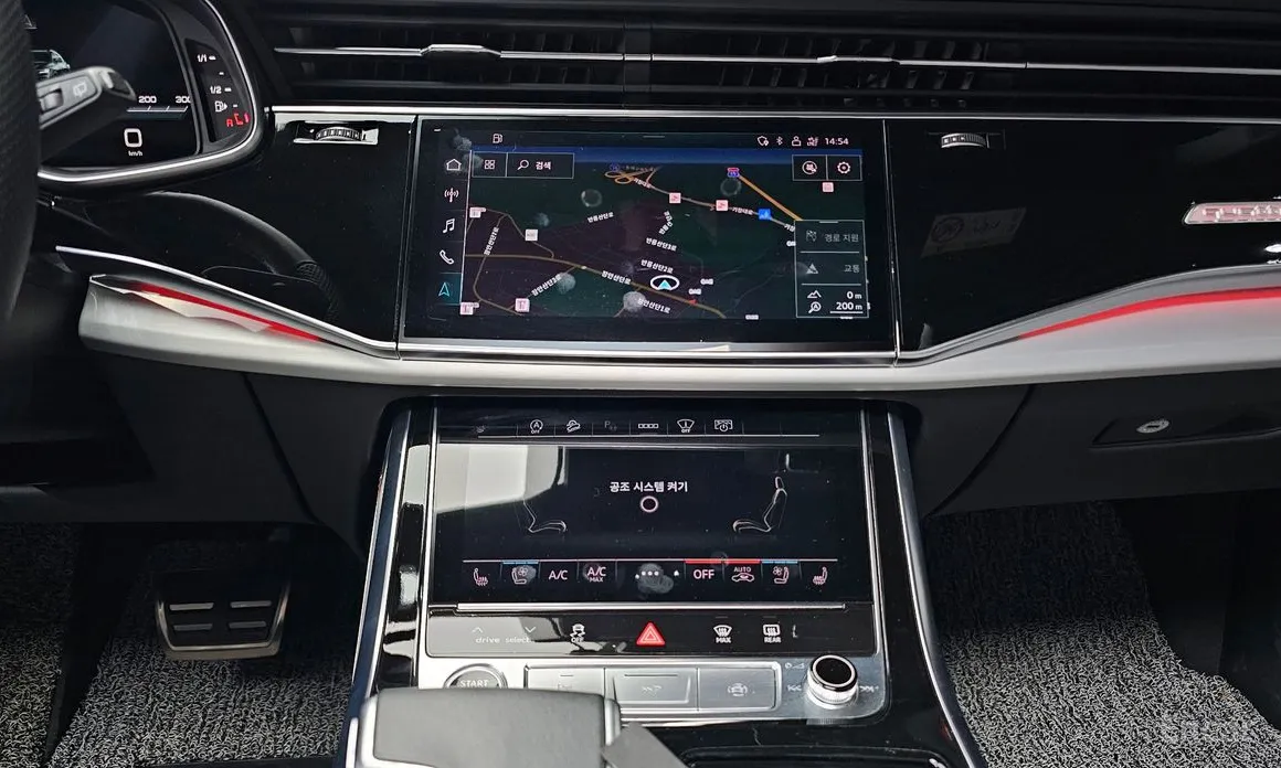 Фото 15 - Audi Q8