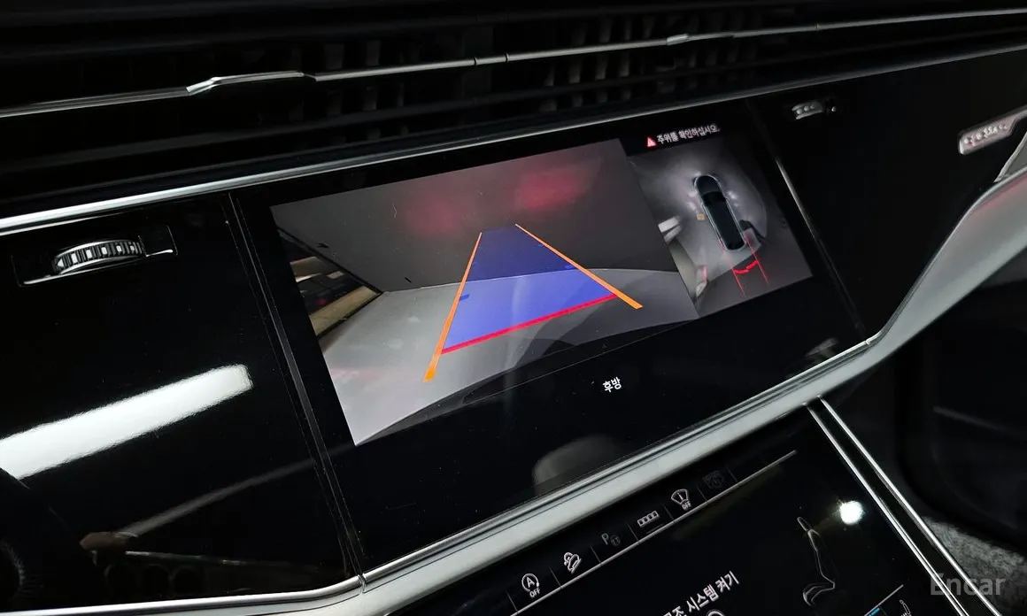 Фото 16 - Audi Q8