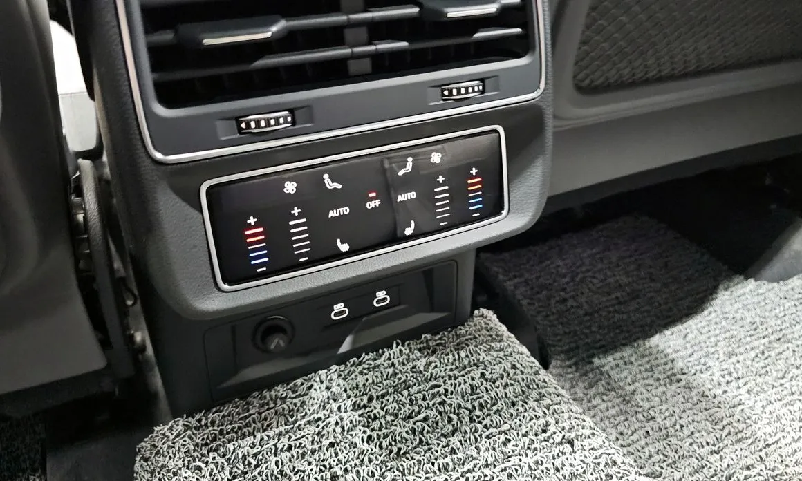 Фото 18 - Audi Q8