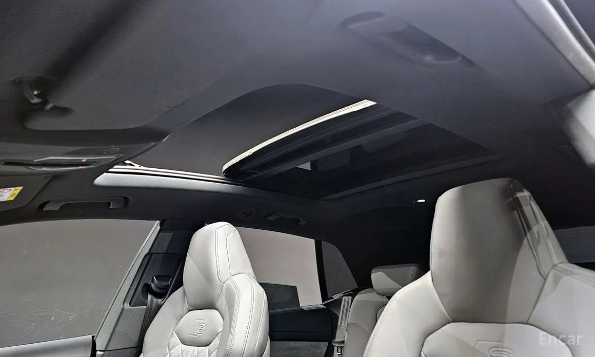 Фото 19 - Audi Q8