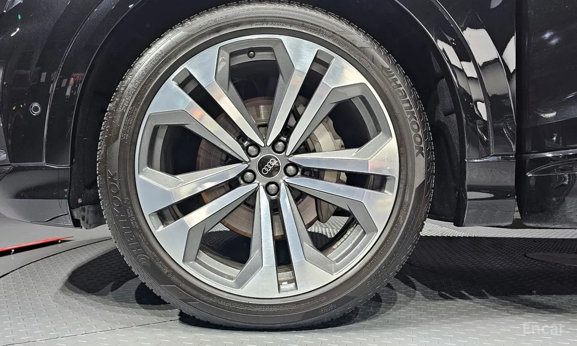 Фото 5 - Audi Q8