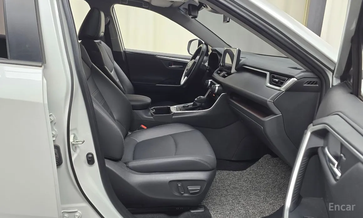 Фото 10 - Toyota RAV4