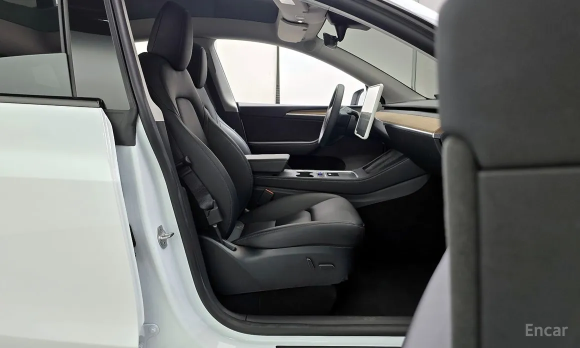 Photo 10 - Tesla Model Y