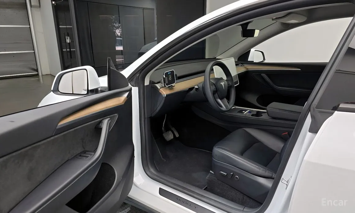 Photo 11 - Tesla Model Y