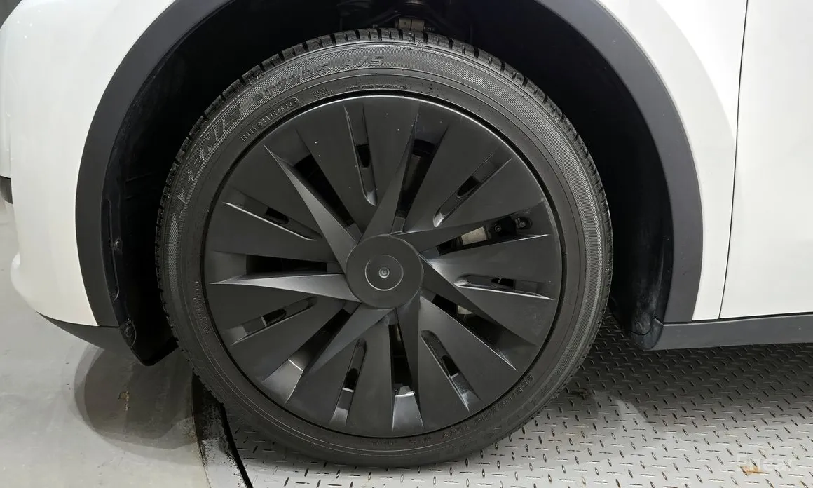 Photo 5 - Tesla Model Y