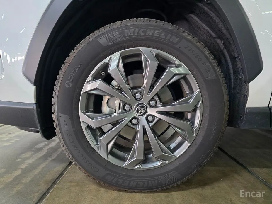 Фото 12 - Toyota RAV4