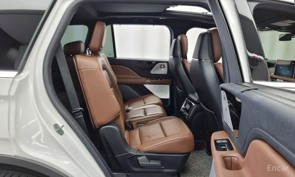 Фото 12 - Lincoln Aviator