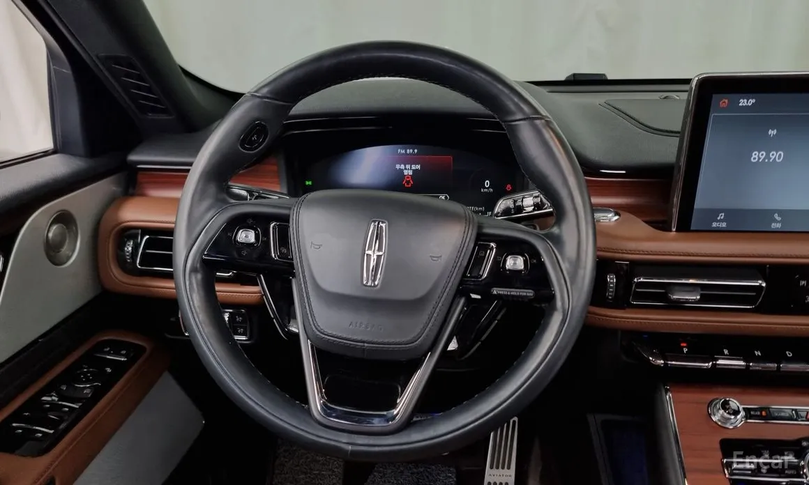 Фото 13 - Lincoln Aviator