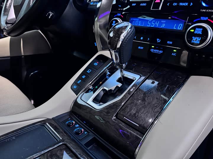 Фото 13 - Toyota Vellfire