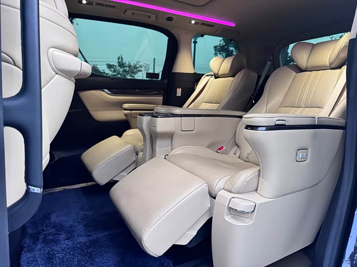 Фото 16 - Toyota Vellfire