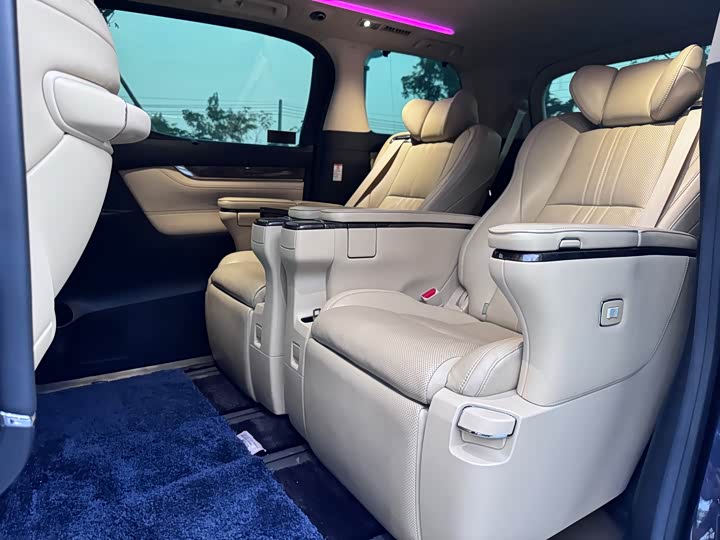 Фото 18 - Toyota Vellfire