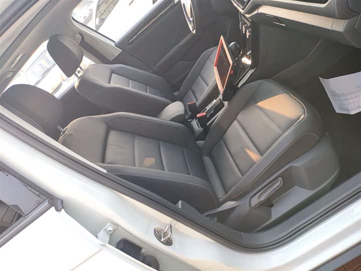 Фото 25 - Volkswagen T-Roc