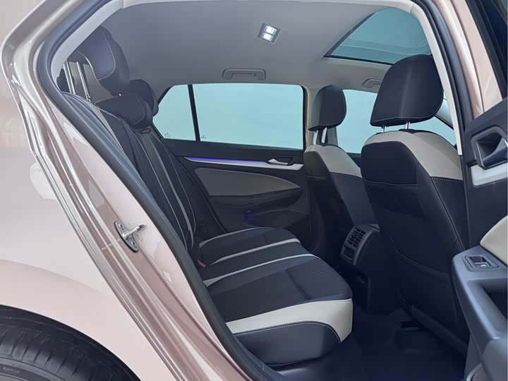 Фото 12 - Volkswagen Golf