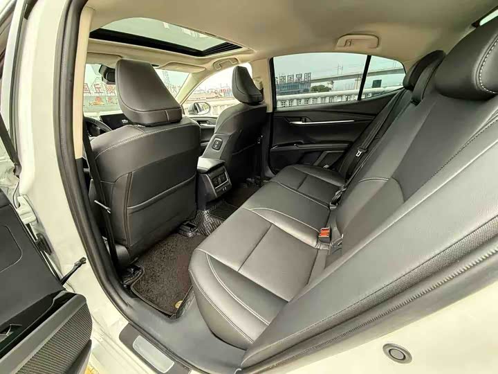 Фото 8 - Toyota Camry