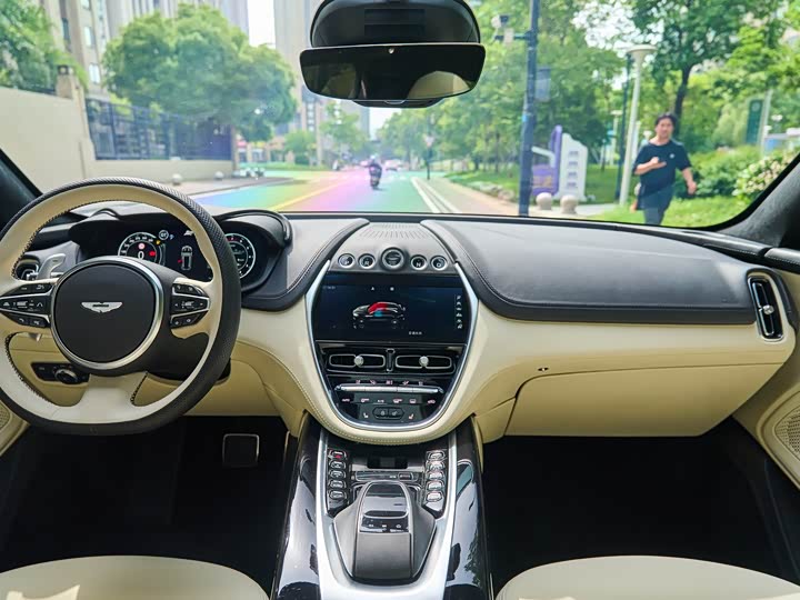 Фото 11 - Aston Martin DBX