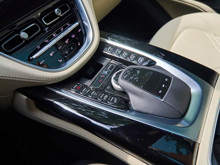 Фото 15 - Aston Martin DBX