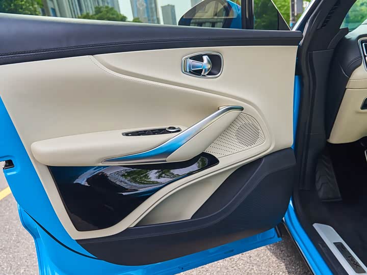 Фото 18 - Aston Martin DBX