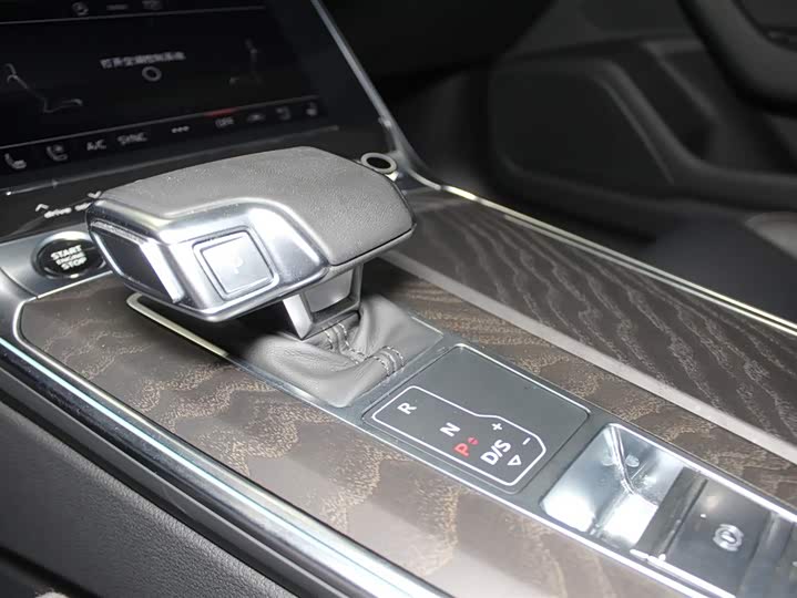 Фото 13 - Audi A6L