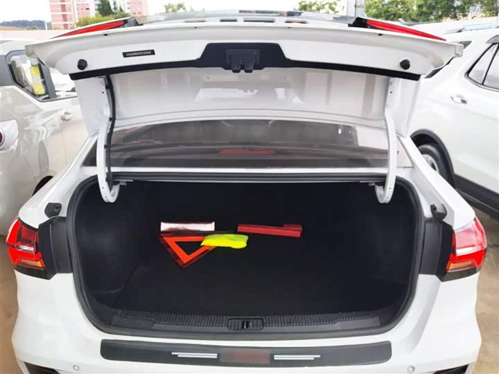 Фото 19 - Roewe i5