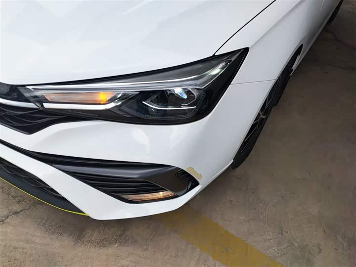 Фото 24 - Roewe i5