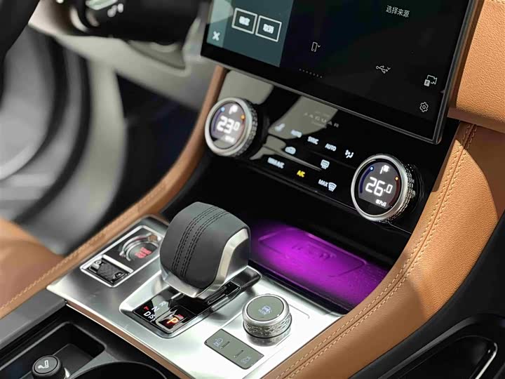 Фото 10 - Jaguar F-Pace