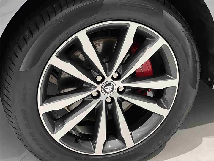 Фото 5 - Jaguar F-Pace