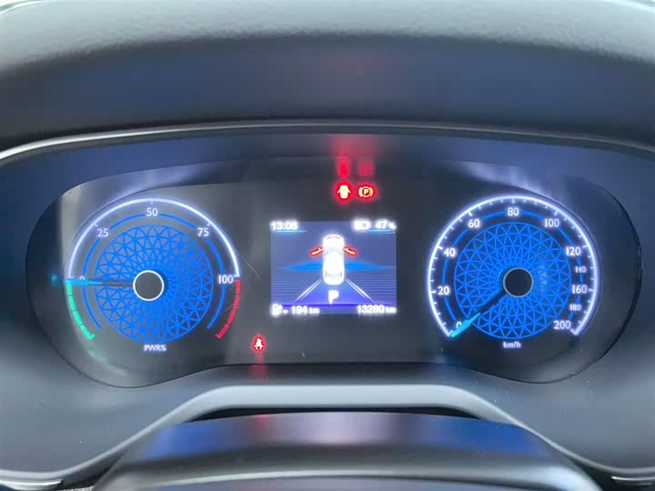 Фото 12 - Hongqi E-QM5