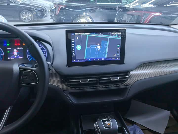 Фото 13 - Hongqi E-QM5