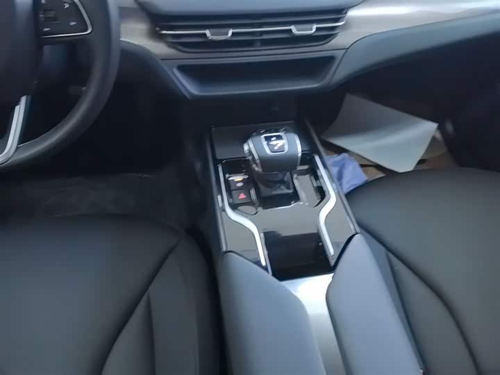 Фото 14 - Hongqi E-QM5