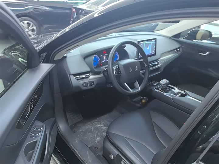 Фото 16 - Hongqi E-QM5