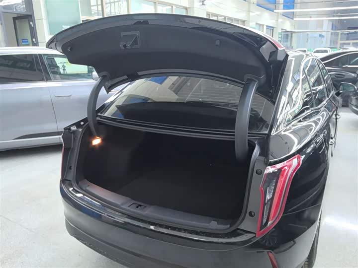 Фото 19 - Hongqi E-QM5